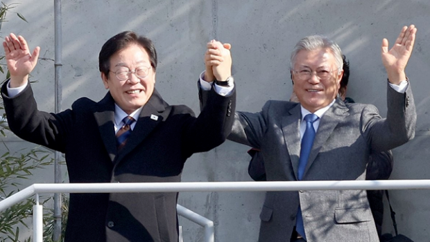 李在明(左)和文在寅 李在明(左)和文在寅
