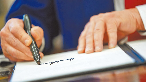 特朗普即将就任满100天,他在这段时间签署210项行政命令,但只有签署5项新法案,皆创下历史纪录。 特朗普即将就任满100天,他在这段时间签署210项行政命令,但只有签署5项新法案,皆创下历史纪录。