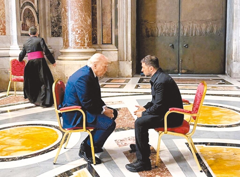 特朗普许多谈判目标尚未实现,俄乌战争仍在持续,且特朗普已多次扬言撤手不管。图为特朗普与泽连斯基4月26日在梵蒂冈会谈。 特朗普许多谈判目标尚未实现,俄乌战争仍在持续,且特朗普已多次扬言撤手不管。图为特朗普与泽连斯基4月26日在梵蒂冈会谈。