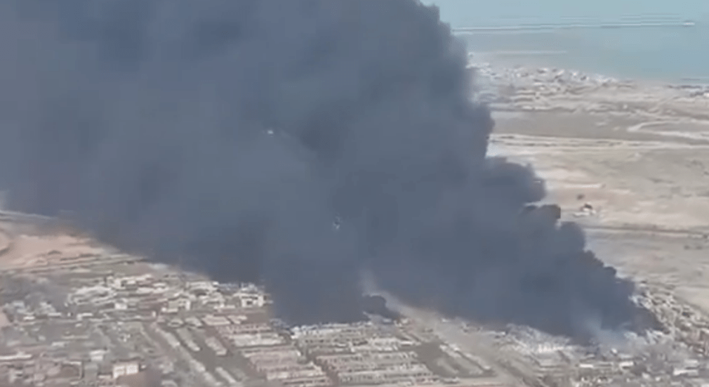 希德拉贾伊港发生威力强大的爆炸,浓浓黑烟直冲天际。 希德拉贾伊港发生威力强大的爆炸,浓浓黑烟直冲天际。