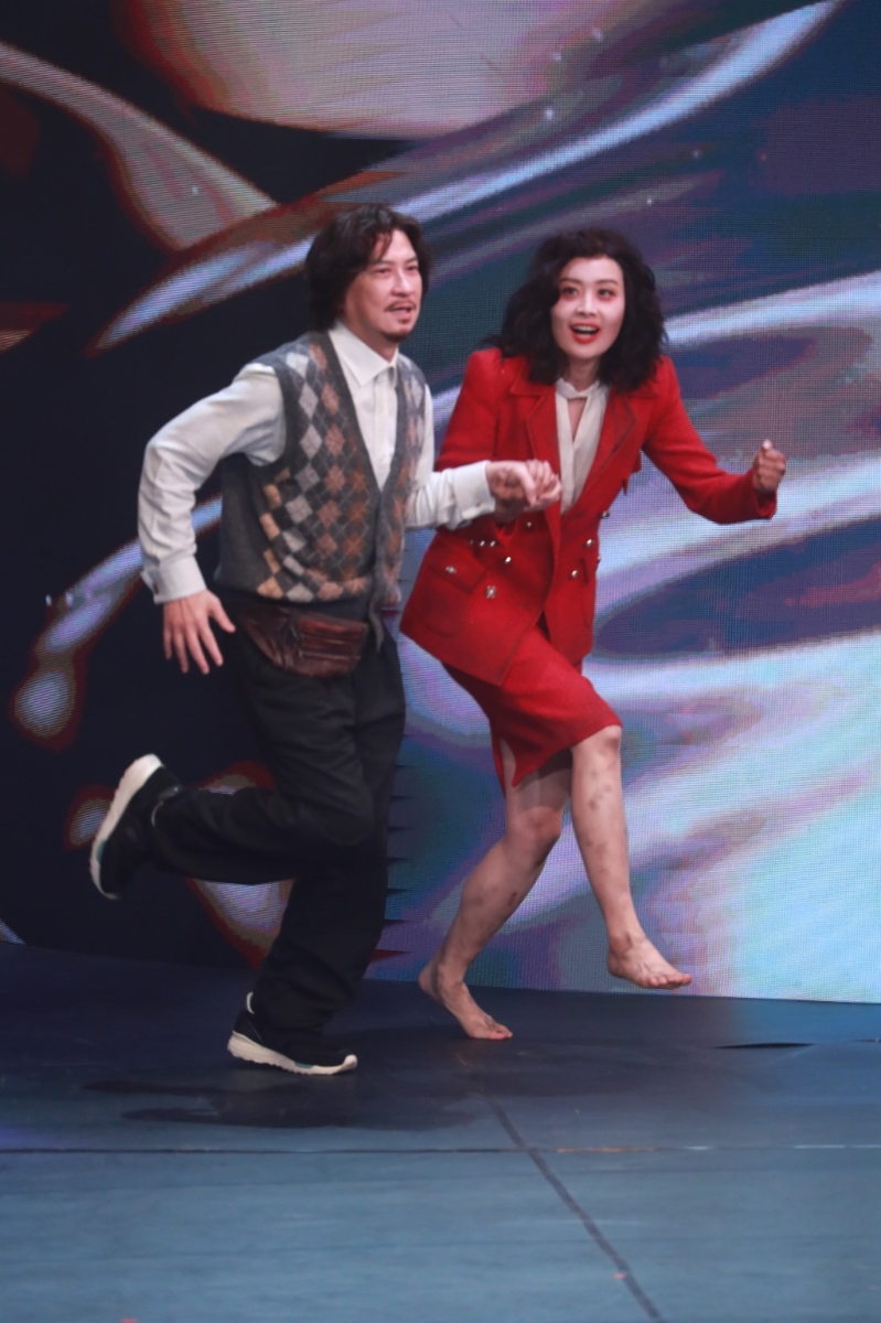 陈法拉与张家辉手拖手跑向颁奖台。 陈法拉与张家辉手拖手跑向颁奖台。