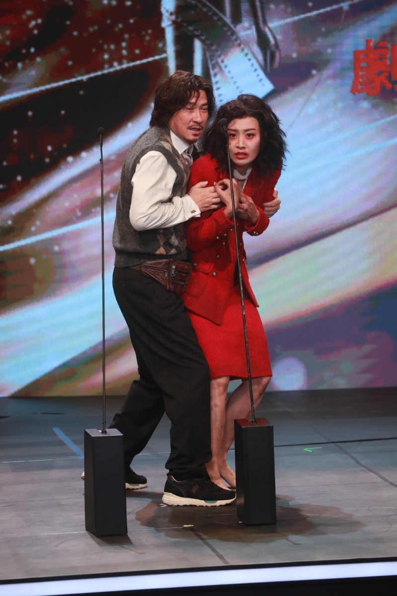 陈法拉与张家辉的一段短剧,令全场发笑。 陈法拉与张家辉的一段短剧,令全场发笑。