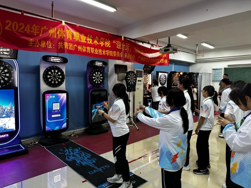 这次交流活动亦安排了体验两项新兴运动—软式飞镖及匹克球。 这次交流活动亦安排了体验两项新兴运动—软式飞镖及匹克球。