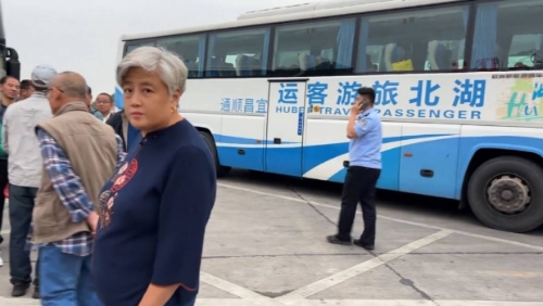 湖北有160人的长者旅行团中途一度遭旅游巴司机丢弃。 湖北有160人的长者旅行团中途一度遭旅游巴司机丢弃。