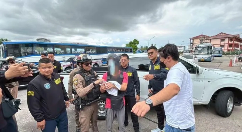 警方押凶手到涉案地点重组案情。 微信@泰国之眼 警方押凶手到涉案地点重组案情。 微信@泰国之眼