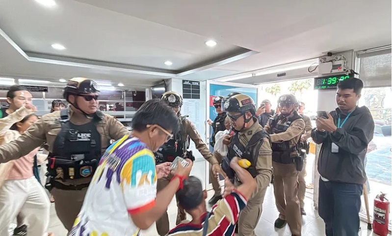 死者家属情绪激动。 微信@泰国之眼 死者家属情绪激动。 微信@泰国之眼