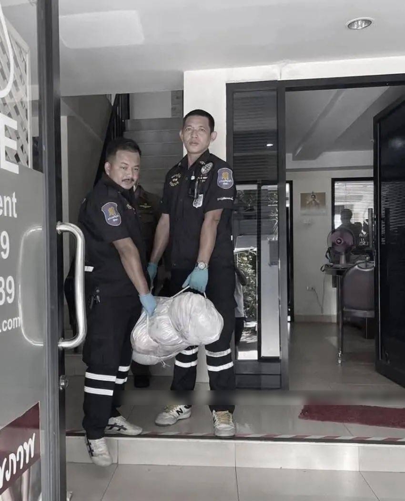 警方将死者遗体抬离。 FB:园区实录 警方将死者遗体抬离。 FB:园区实录