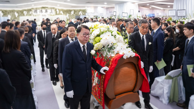 梁振英及陈国基等10人扶灵 梁振英及陈国基等10人扶灵
