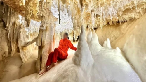 女子脚踩4.8亿年奥陶纪晶花池打卡 女子脚踩4.8亿年奥陶纪晶花池打卡