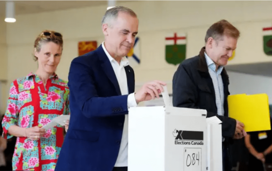 卡尼与太太到票站投票。 路透社 卡尼与太太到票站投票。 路透社