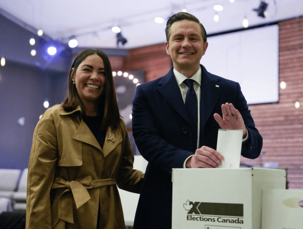 博励治连同太太到票站投票。 路透社 博励治连同太太到票站投票。 路透社