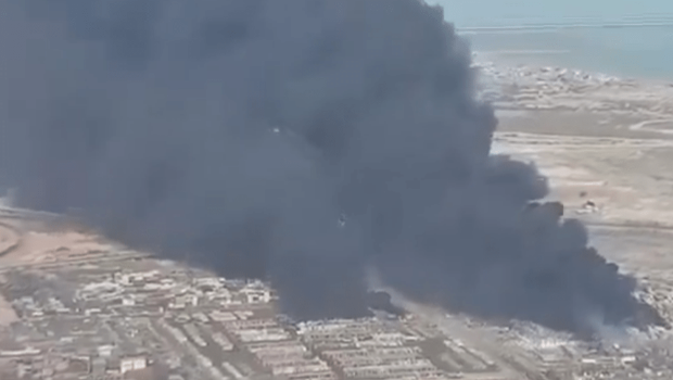 浓浓黑烟直冲天际。 浓浓黑烟直冲天际。