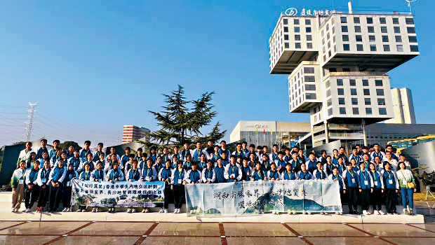 教育局近年推行多项内地交流计划。 教育局 教育局近年推行多项内地交流计划。 教育局