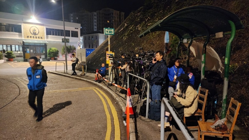 约二十多名传媒在赤柱监狱外守候。 黎志伟摄.jpeg 约二十多名传媒在赤柱监狱外守候。 黎志伟摄.jpeg