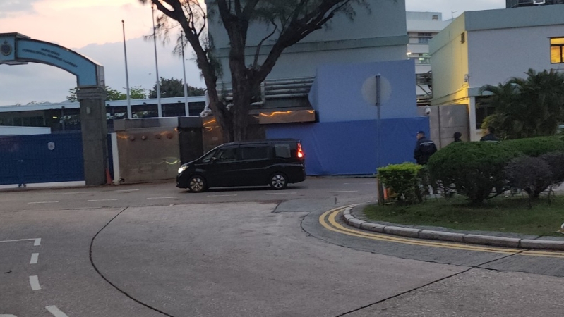 清晨有多辆七人车由赤柱监狱驶出,料接载郭家麒及谭文豪离开。 黎志伟摄 清晨有多辆七人车由赤柱监狱驶出,料接载郭家麒及谭文豪离开。 黎志伟摄