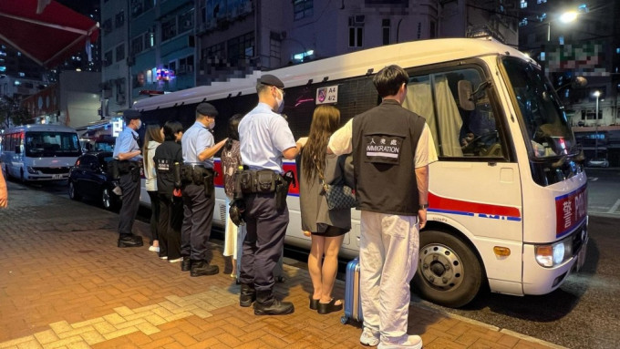 警联同入境处多区打击黑工及扫黄,拘捕27人。 警联同入境处多区打击黑工及扫黄,拘捕27人。