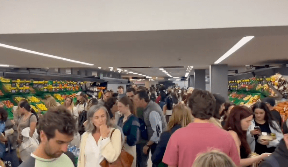 由于担心电力未能在短时间内恢复,不少民众涌到超级市场争相购买日常物资。 X@joseletemuniz.png 由于担心电力未能在短时间内恢复,不少民众涌到超级市场争相购买日常物资。 X@joseletemuniz.png