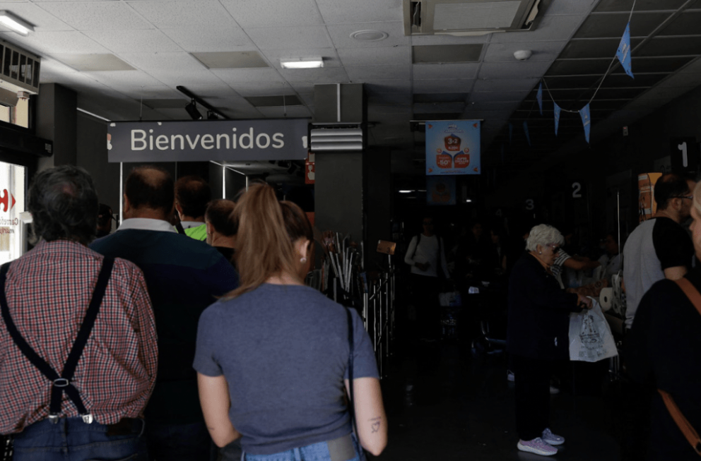 民众摸黑在超市轮购物资。 路透社 民众摸黑在超市轮购物资。 路透社