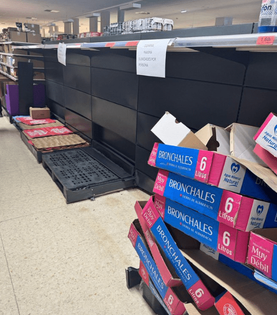 超市内的瓶装水货架被一扫而空。 X@YR4Monitoring 超市内的瓶装水货架被一扫而空。 X@YR4Monitoring