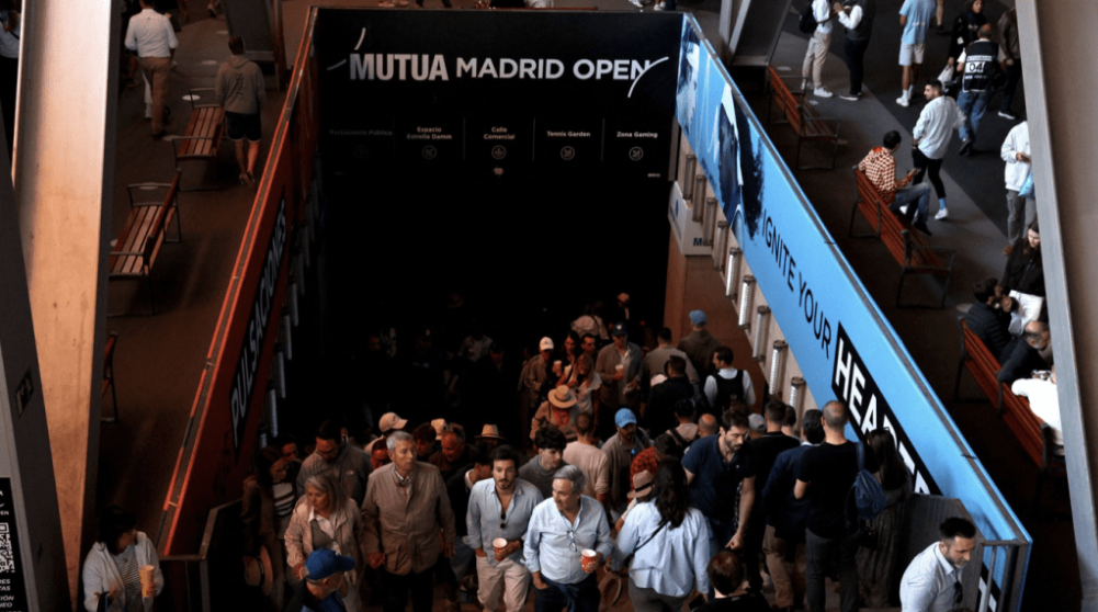 由于停电,马德里网球公开赛的比赛暂停进行,球迷被安排离开球场。 路透社 由于停电,马德里网球公开赛的比赛暂停进行,球迷被安排离开球场。 路透社