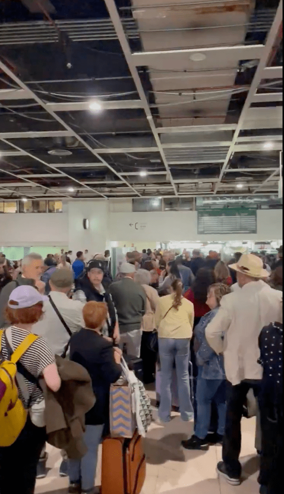 火车停运,站内挤满乘客。 X@cryptotrader_si 火车停运,站内挤满乘客。 X@cryptotrader_si