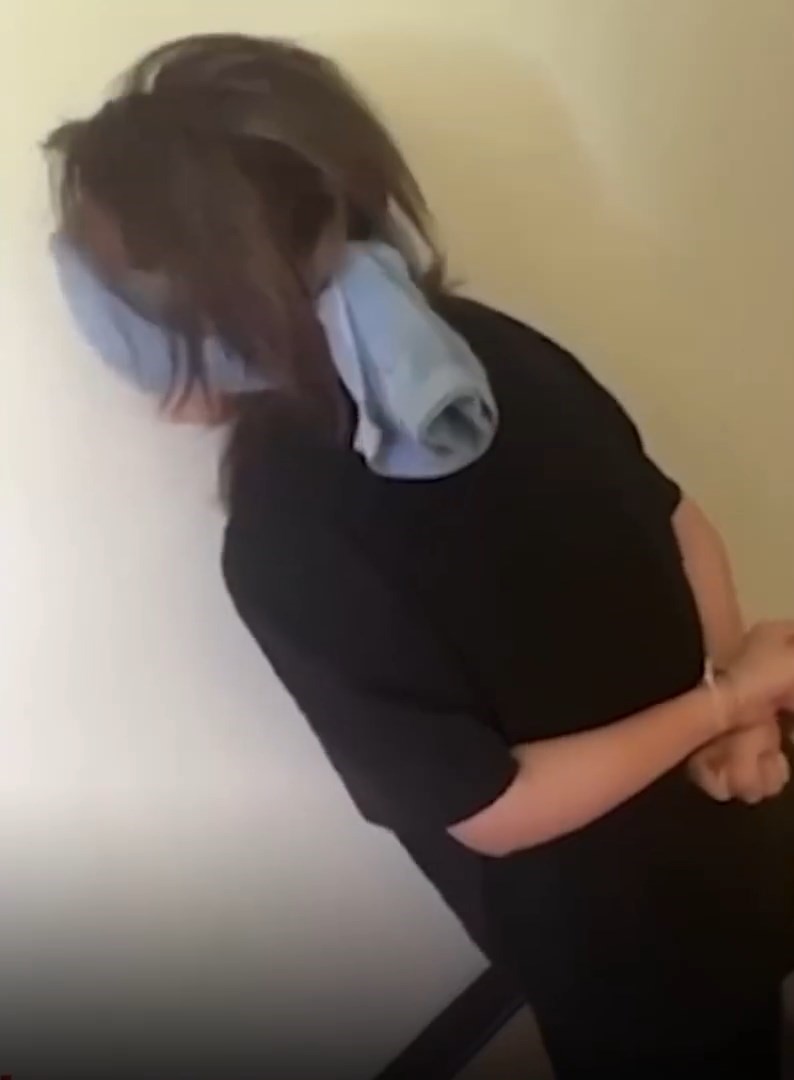 女子被绑匪拍片勒索。 女子被绑匪拍片勒索。