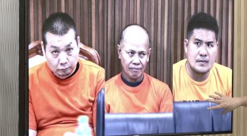 菲警公开涉绑架撕票案的三名被捕嫌犯,左一为杨建民。 菲警公开涉绑架撕票案的三名被捕嫌犯,左一为杨建民。