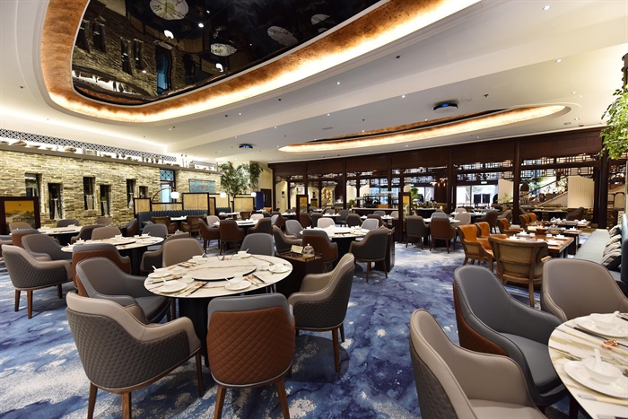 大厨更是亲身走遍大江南北拜师学艺,制作出各款精品粤菜及岭南点心 大厨更是亲身走遍大江南北拜师学艺,制作出各款精品粤菜及岭南点心