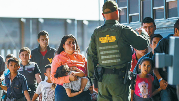 为进一步阻吓非法移民,国会共和党议员正研拟一系列针对移民的收费,包括向寻求庇护的难民,首度开徵1000元的申请费。 为进一步阻吓非法移民,国会共和党议员正研拟一系列针对移民的收费,包括向寻求庇护的难民,首度开徵1000元的申请费。