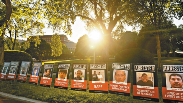 白宫为宣传其驱逐移民政策,在北草坪展示数十张移民大头相,标示各人被定罪或指控的罪名,包括谋杀、绑架、性侵儿童、强奸等。 白宫为宣传其驱逐移民政策,在北草坪展示数十张移民大头相,标示各人被定罪或指控的罪名,包括谋杀、绑架、性侵儿童、强奸等。