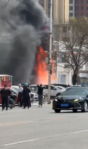 现场火势猛烈。 现场火势猛烈。