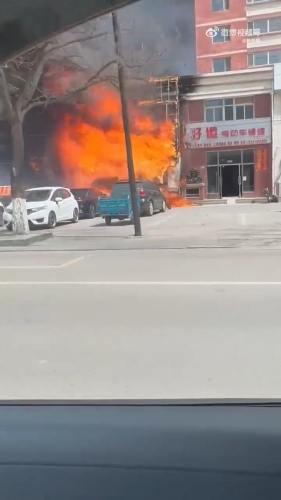 涉事饭店火势猛烈。 涉事饭店火势猛烈。