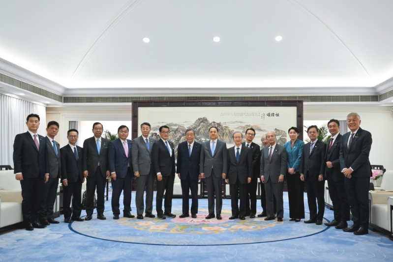 森山裕(左8)等人28日在与中国人民对外友好协会会长杨万明(左9)在北京会面。 森山裕(左8)等人28日在与中国人民对外友好协会会长杨万明(左9)在北京会面。