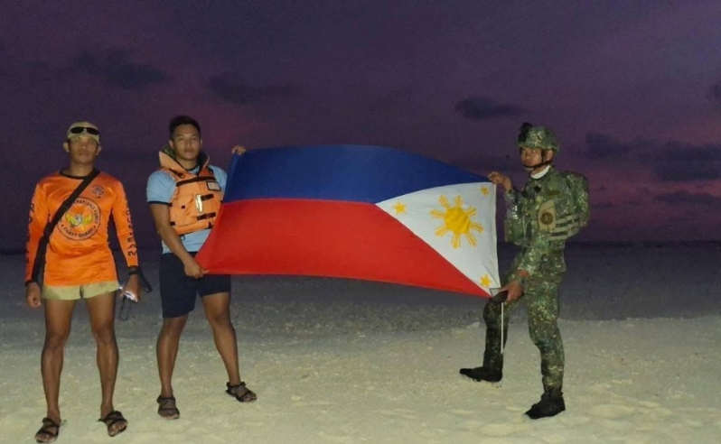 菲官方公开其军人登上铁线礁的情况。 菲官方公开其军人登上铁线礁的情况。