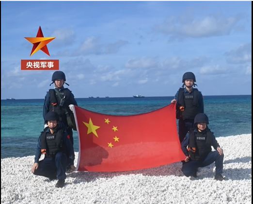 中国军方公开中国海警登铁线礁的情况。 中国军方公开中国海警登铁线礁的情况。
