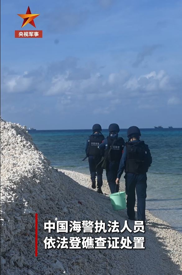 中国军方昨日公开中国海警登铁线礁的情况。 中国军方昨日公开中国海警登铁线礁的情况。
