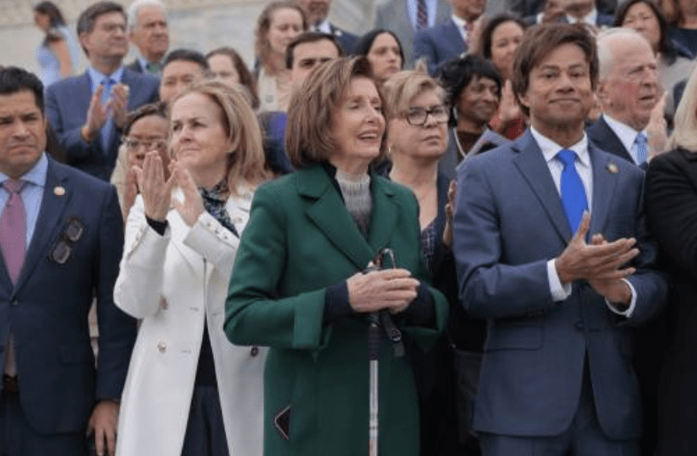 美国密歇根州民主党联邦众议员谭纳达(Shri Thanedar)周一宣布,已正式向国会提交七项针对总统特朗普的弹劾条文。 美国密歇根州民主党联邦众议员谭纳达(Shri Thanedar)周一宣布,已正式向国会提交七项针对总统特朗普的弹劾条文。