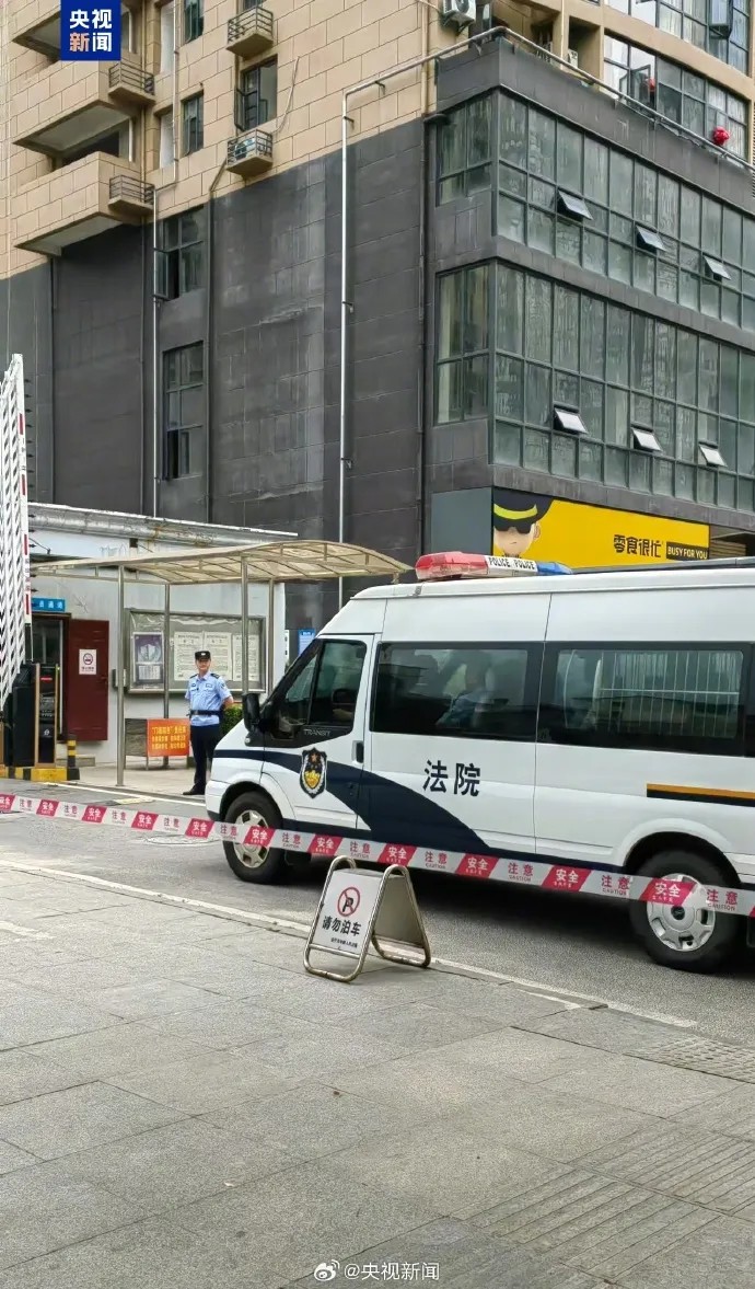 押送李铁的警车.jpg 押送李铁的警车.jpg