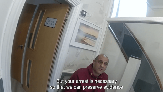 法米被指利用职权之便,长期为满足个人“恋足癖”,性骚扰及性侵女住客。 法米被指利用职权之便,长期为满足个人“恋足癖”,性骚扰及性侵女住客。