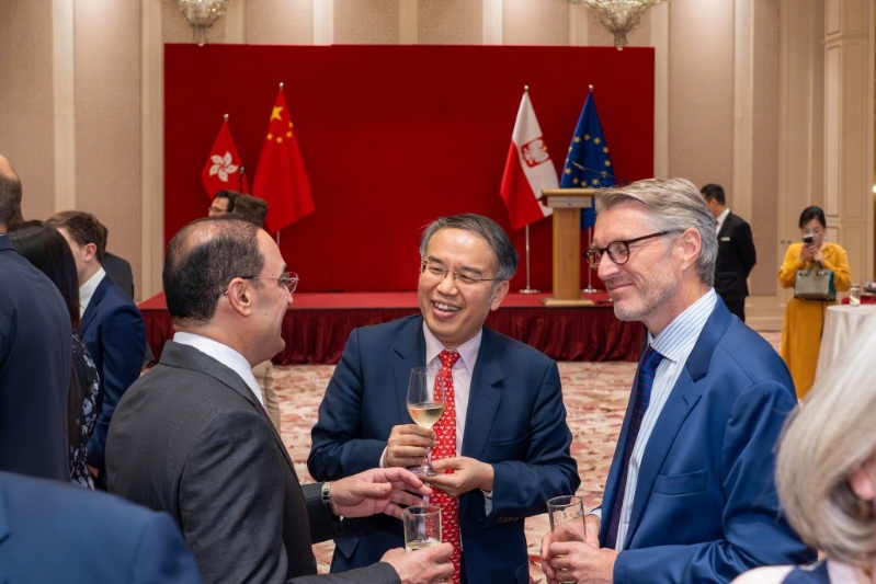 (中)财经事务及库务局局长许正宇亦有出席。 林定国fb图片 (中)财经事务及库务局局长许正宇亦有出席。 林定国fb图片