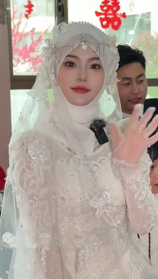 甘肃回族新娘因出众外貌,成为网上热话。 甘肃回族新娘因出众外貌,成为网上热话。