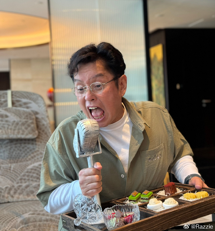 “校长”谭咏麟,贵为殿堂级歌手受万人敬仰。 “校长”谭咏麟,贵为殿堂级歌手受万人敬仰。