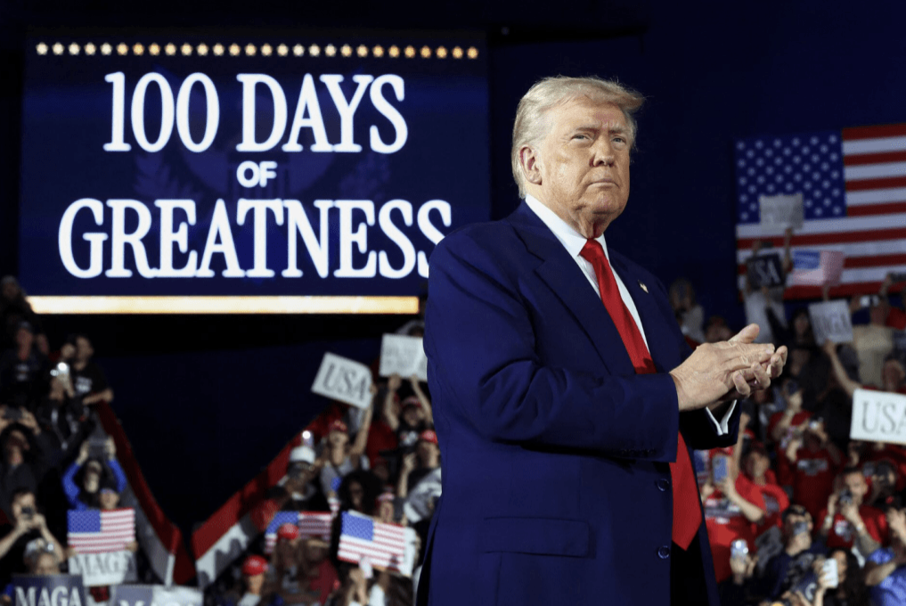 美国总统特朗普周二(30日)签署两项行政命令,以减轻其25%汽车关税政策对业界的冲击。 美国总统特朗普周二(30日)签署两项行政命令,以减轻其25%汽车关税政策对业界的冲击。