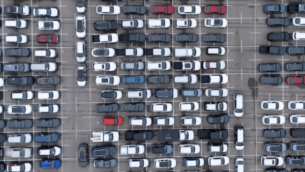 美国总统特朗普周二(30日)签署两项行政命令,以减轻其25%汽车关税政策对业界的冲击 美国总统特朗普周二(30日)签署两项行政命令,以减轻其25%汽车关税政策对业界的冲击