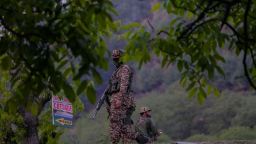 印度安全官员在南喀什米尔帕哈尔加姆附近站岗。 印度安全官员在南喀什米尔帕哈尔加姆附近站岗。