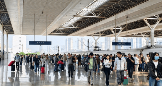 五一黄金周,内地铁路预计日均发送旅客约1800万人次。 五一黄金周,内地铁路预计日均发送旅客约1800万人次。