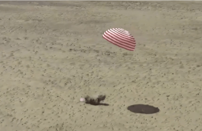“神十九”返回舱降落一刻。 央视截图 “神十九”返回舱降落一刻。 央视截图