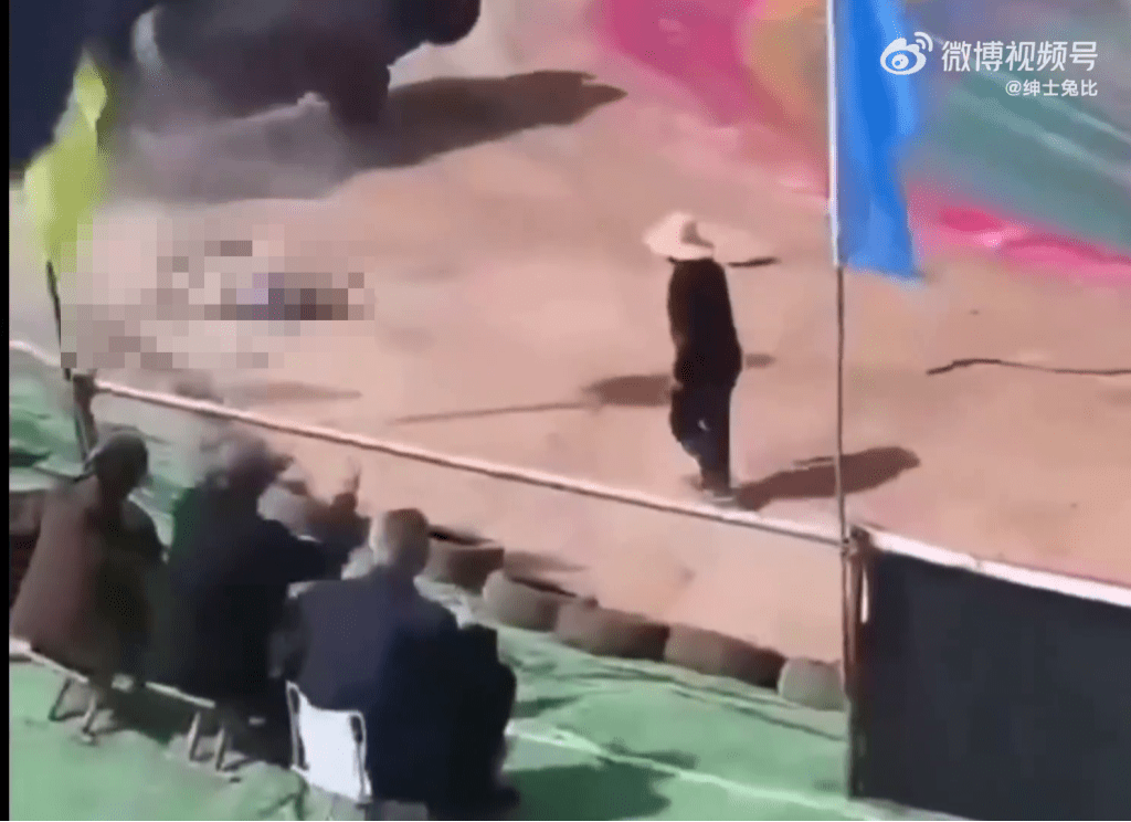 整辆车失控往场边撞去 整辆车失控往场边撞去