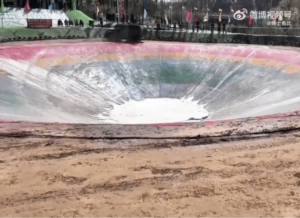 整辆车失控往场边撞去,拿水管的男子实时闪过,但蹲着的男子根本反应不及,直接被辗过。 整辆车失控往场边撞去,拿水管的男子实时闪过,但蹲着的男子根本反应不及,直接被辗过。