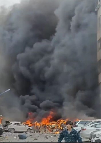 爆炸后多辆汽车起火燃烧。 爆炸后多辆汽车起火燃烧。